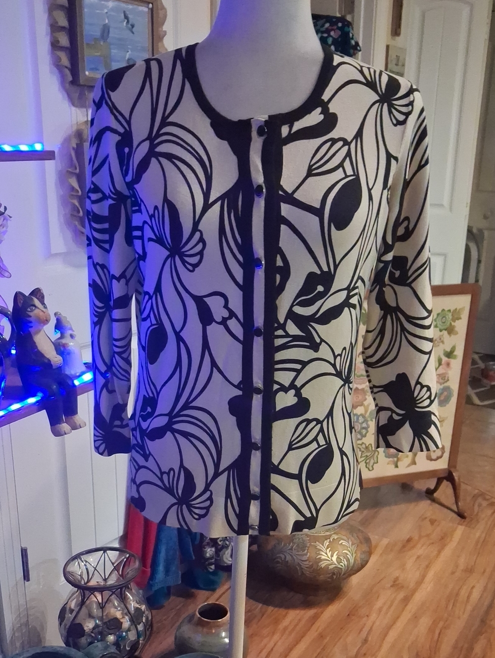 A Ann Taylor Womens Black and Cream Floral Button Cardigan